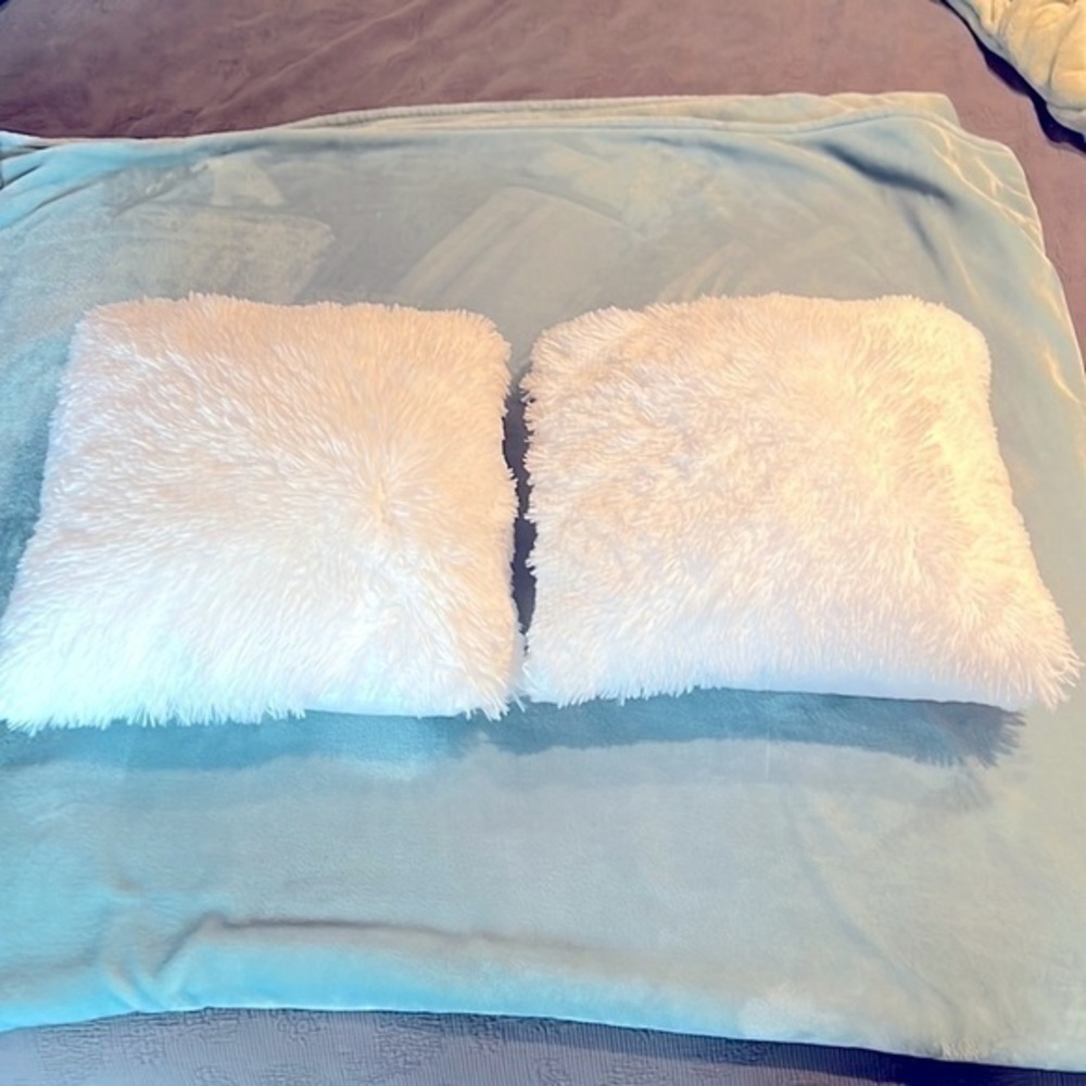 𝅺NEW 18” x 18” Fuzzy White Pillows and Inserts